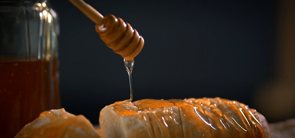 Prirodni domaći med preliven preko hleba kao izvor energije